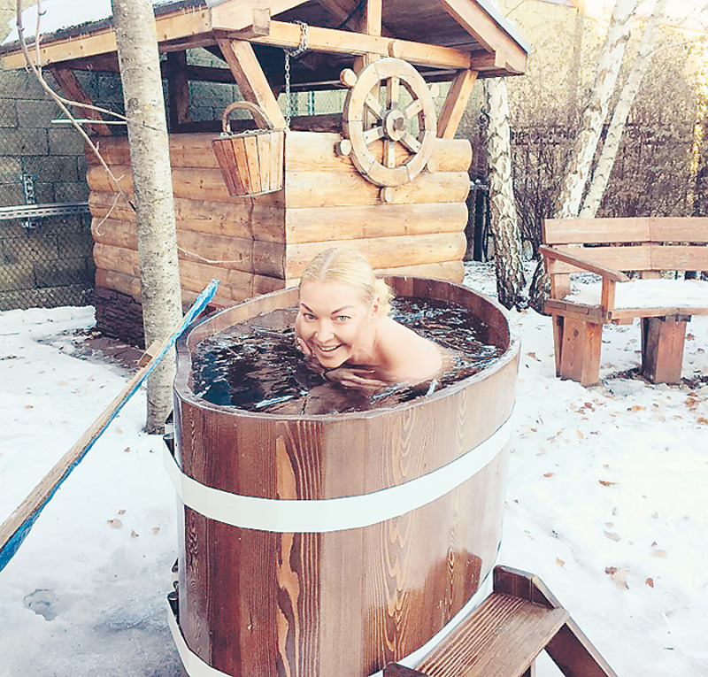«Основной принцип бани — контраст тепла и холода, это очень полезно для сосудов. Поэтому необходимо наличие ледяной воды», - уверяет Волочкова