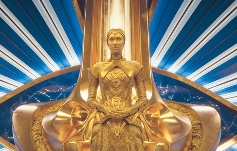 Рост австралийской актрисы Элизабет Дебики, которая сыграла предводительницу расы суверенов Аишу, составляет 190 сантиметров. Но режиссер Джеймс Ганн хотел, чтобы она была еще выше, и с помощью туфель на платформе Дебики «выросла» до двух метров