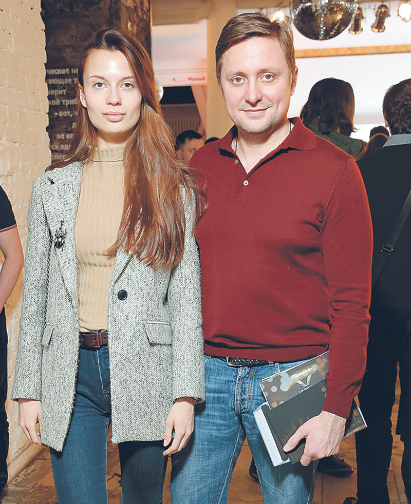 Артем Михалков пришел на церемонию с Полиной Лебедевой. На светских мероприятих они уже постоянная пара