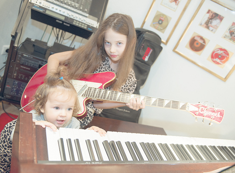 Старшей дочери Игоря Саруханова восемь лет, младшей только два. Обе девочки интересуются творчеством, и дома для этого есть все условия