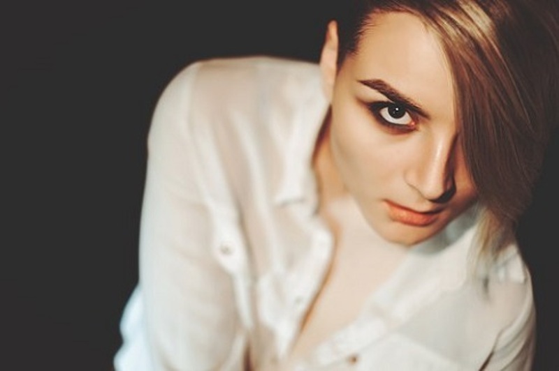 Не отводите взгляд первой