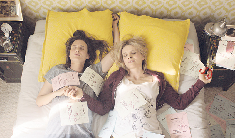 В фильме «Ой мамочки» Жюльетт Бинош играет инфантильную мать, которая беременеет одновременно со своей дочерью