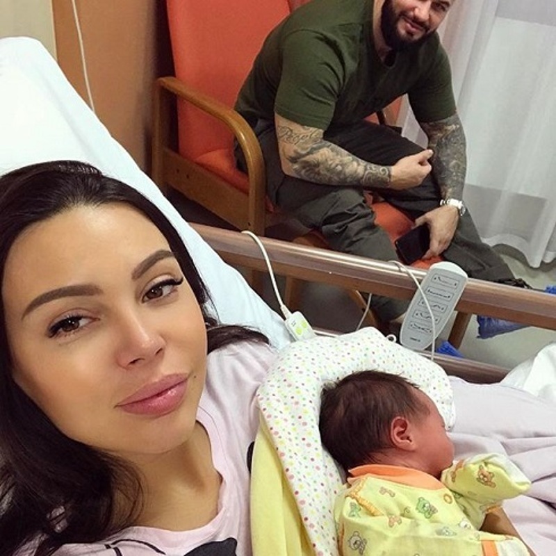 Счастливые родители с малышкой Майей