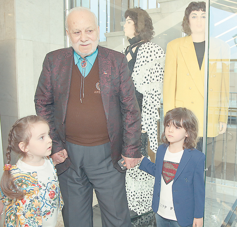 Бедрос Киркоров с внуками