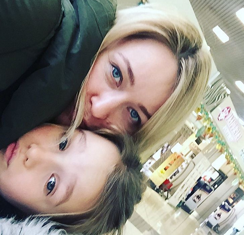 Дочери Саше шесть лет, она девочка с характером и стоически переносит частые отъезды родителей