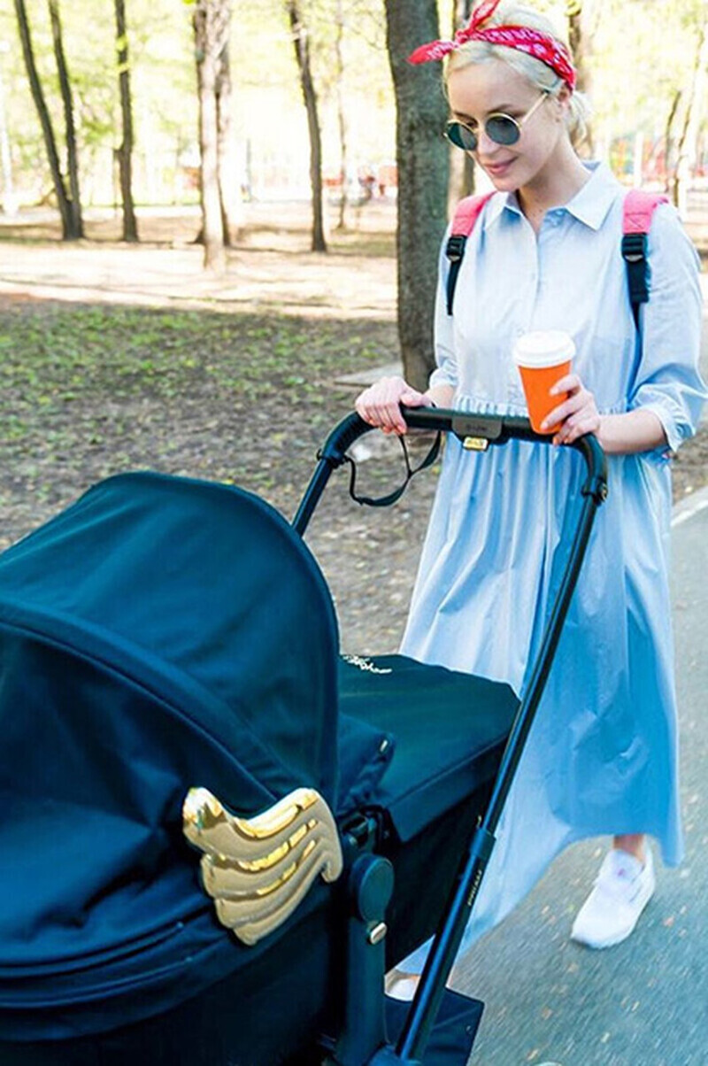 Гагарина с новорожденной дочкой