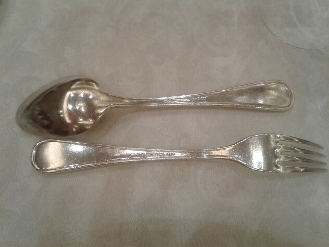 Приборы следует класть тыльной стороной вверх