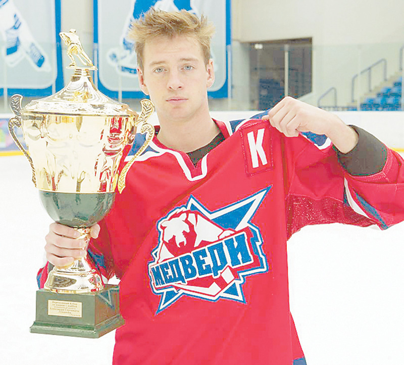 Роль центрального нападающего Егора Щукина исполняет Александр Соколовский