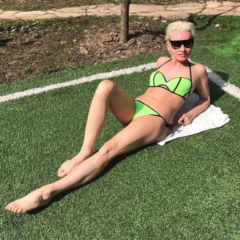 Жанна Эппле в купальнике