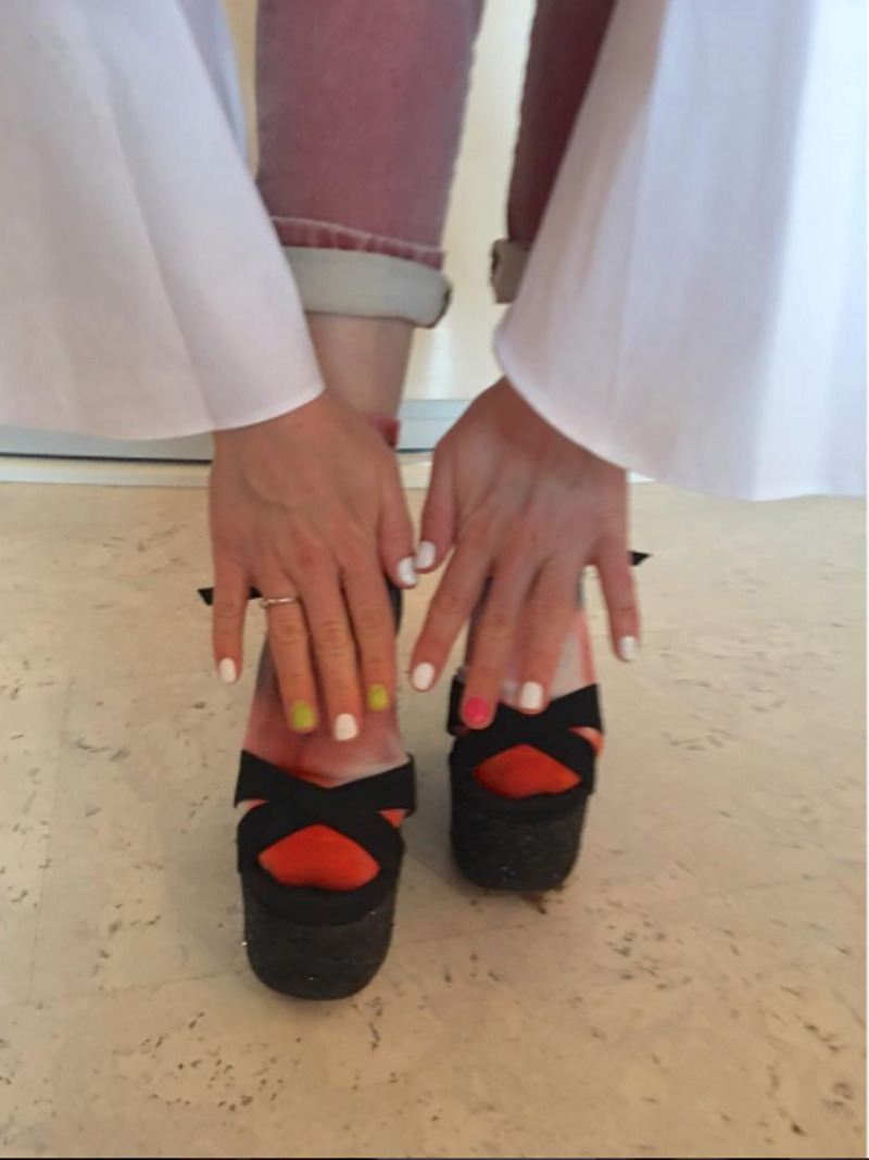 На правой руке у Ирины красуется обручальное кольцо