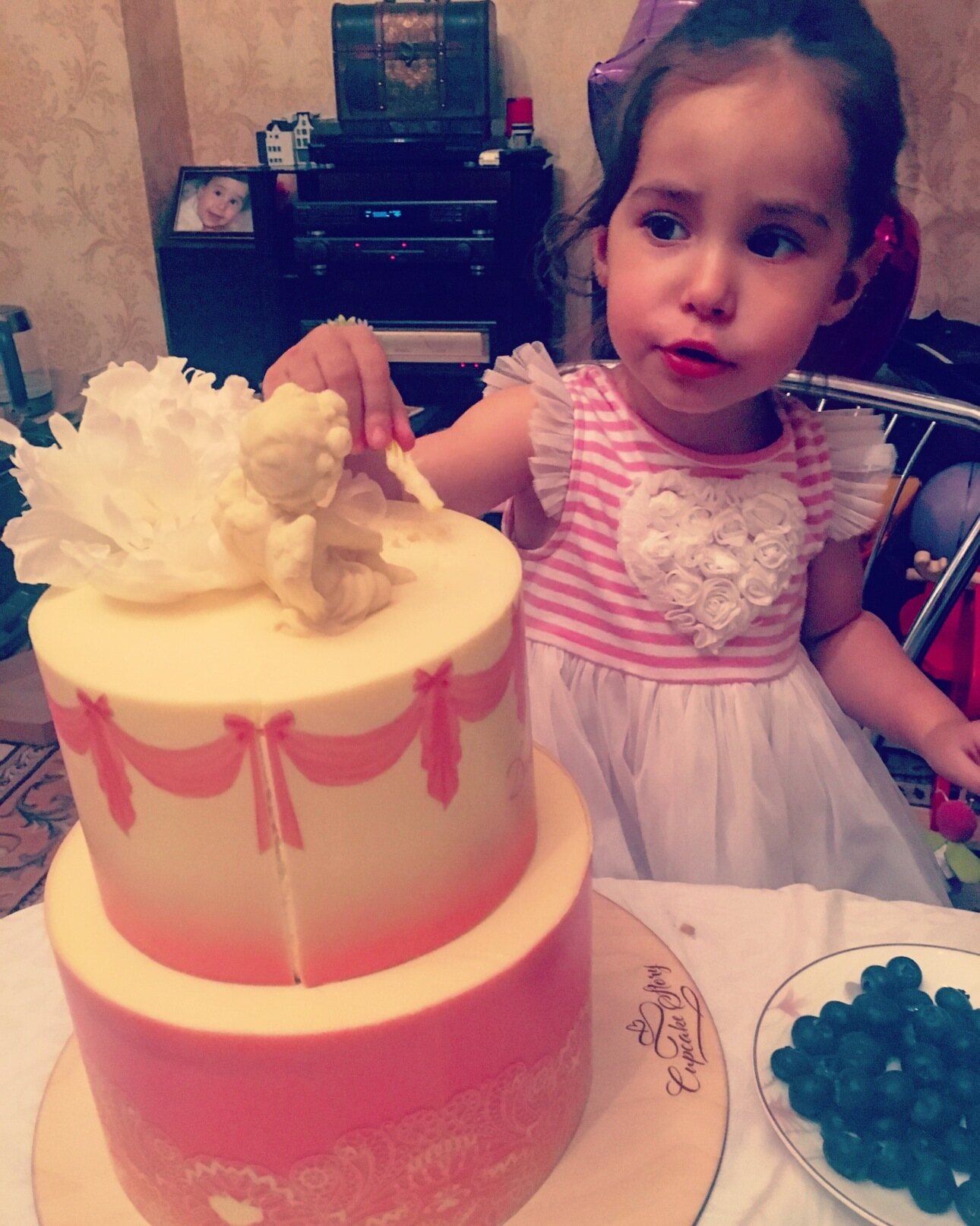 Звезда «Уральских пельменей» все угощения приготовила сама. Только праздничный торт она заказала в кондитерской