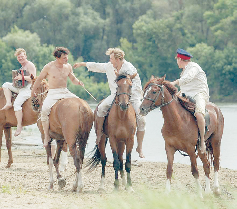 Актеры осваивали мастерство держаться в седле и рубиться шашками