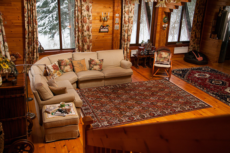 Хозяева очень привязчивы к вещам: и диван, и кресло-качалка служат уже много лет