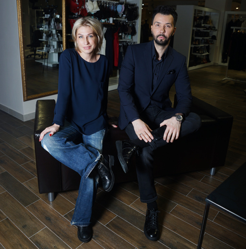 Выбрать одежду Денису Кляверу помогала телеведущая и эксперт по русской моде Ася Рязанкина