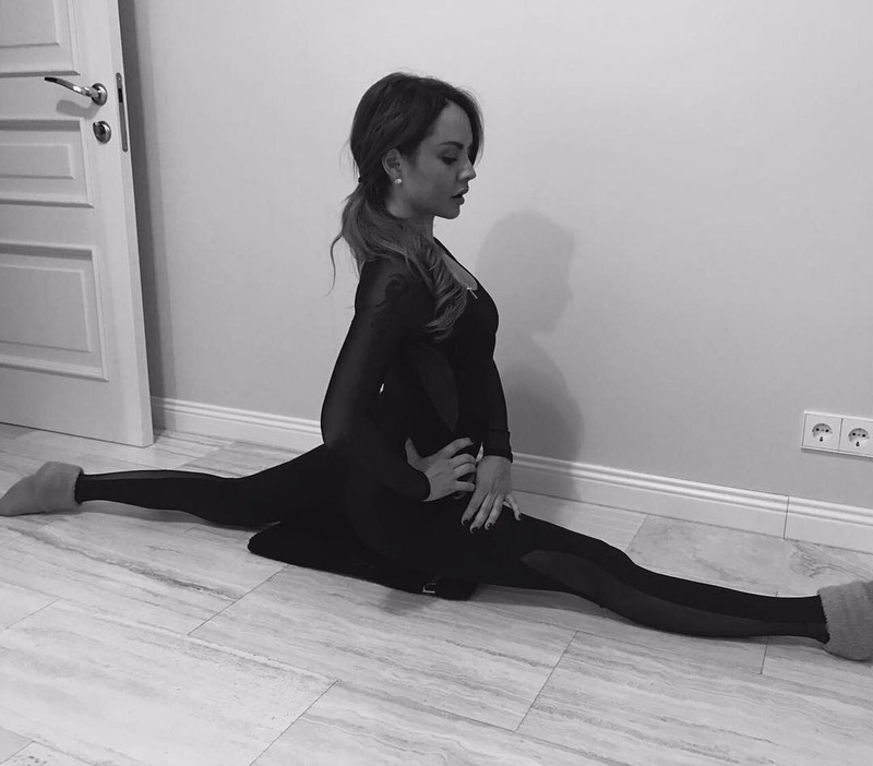 Певица Максим показала растяжку