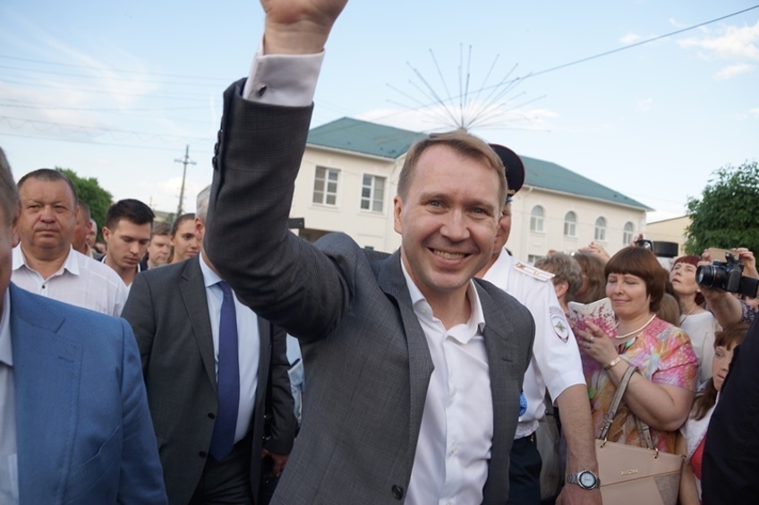 Евгений Миронов вырос в Саратовской области, недалеко от места приземления Юрия Гагарина