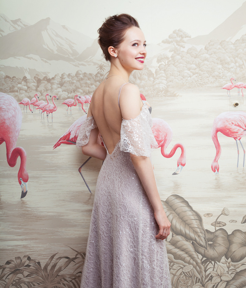 Платье, MaYa; серьги и колье, все – Mercury. Обои с ручной росписью, de Gournay