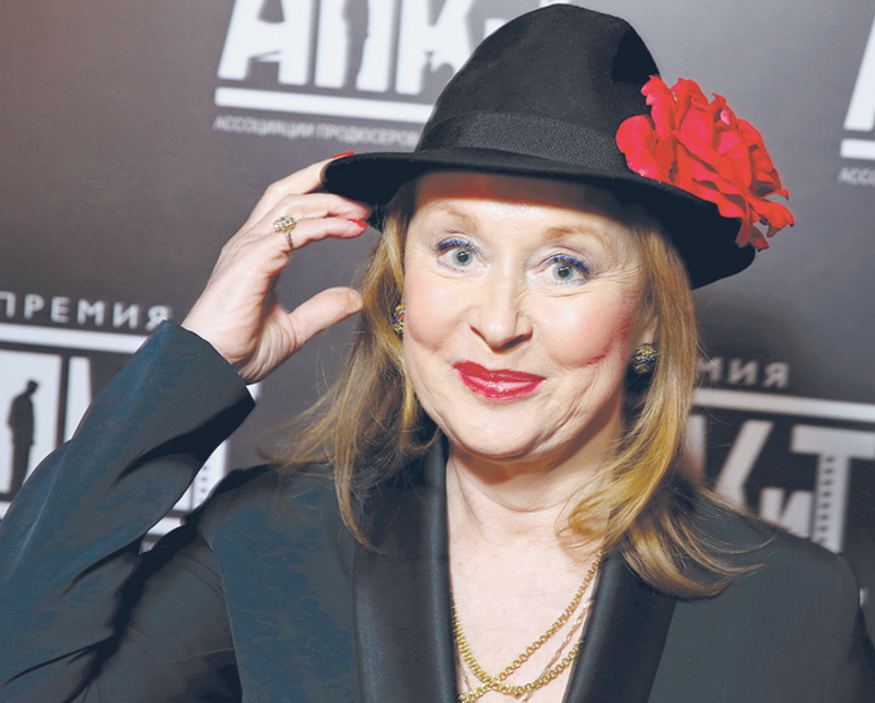 Лариса Удовиченко довольно редко выбирается на светские мероприятия, но если это происходит, то у прессы сразу появляются поводы обсудить немеркнущую элегантность кинолегенды