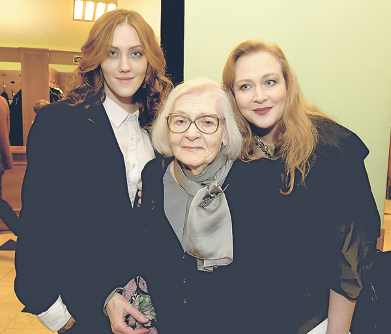  Юлия Ауг получила «Нику» в номинации «Лучшая женская роль второго плана». На церемонии актрису поддерживали мама и дочь Полина, которая уже снимается в кино