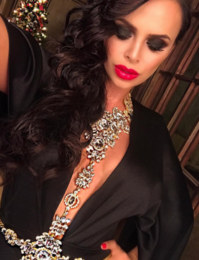 Викторию Романец обилие бижутерии на нарядах не смущает