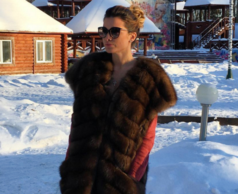 Ксения Бородина тоже любит жилеты, сшитые из горизонтальных полос меха