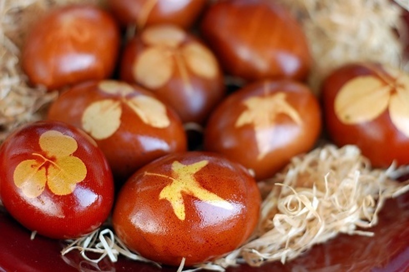 Яйца, сваренные в луковой шелухе