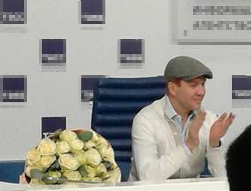 Евгений Миронов поздравил Алексея Леонова с презентацией книги 