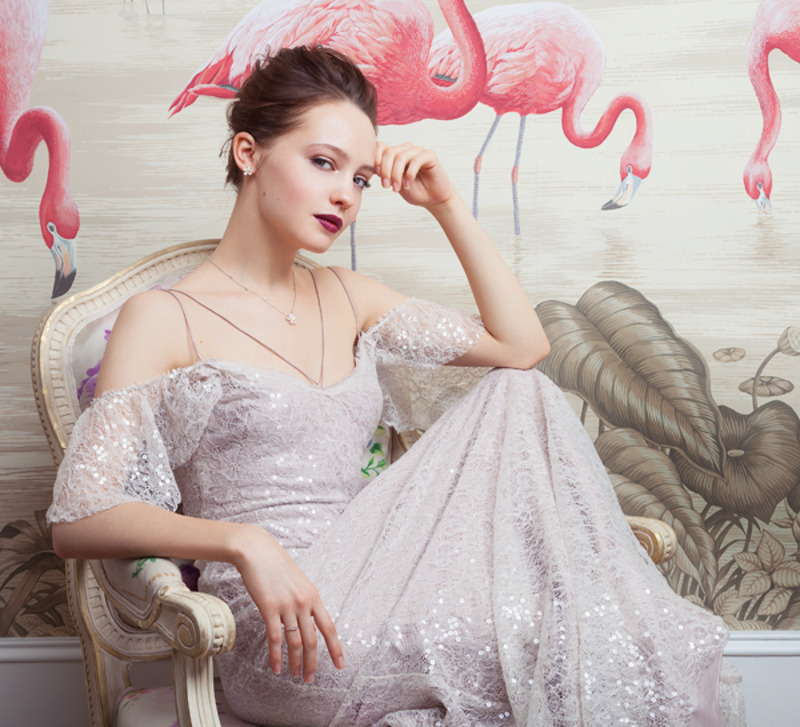 Платье, MaYa; серьги и колье, все – Mercury