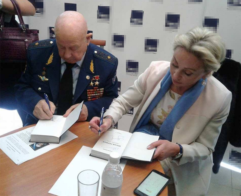 После пресс-конференции Алексей Леонов устроил афтограф-сессию для всех желающих