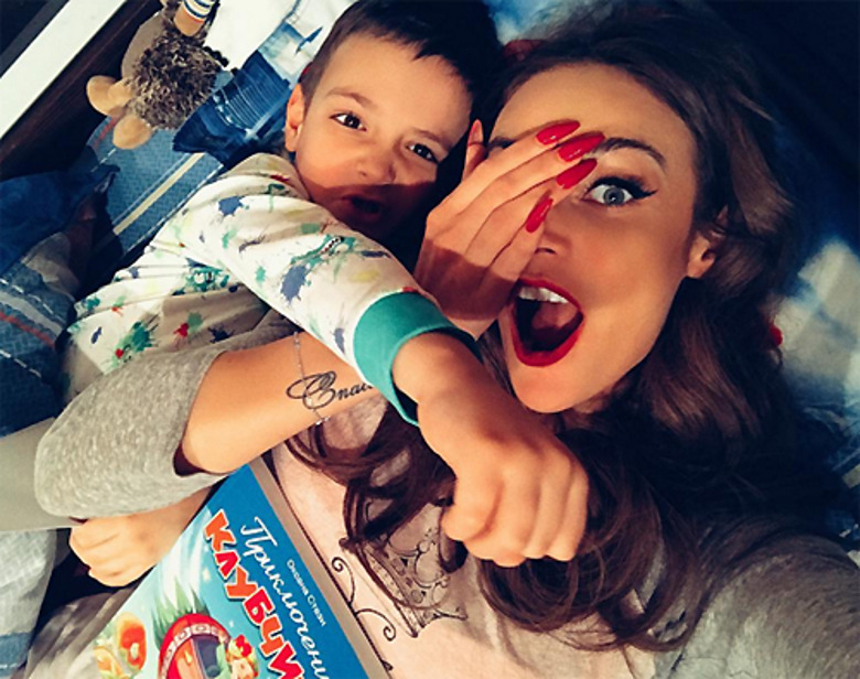 Алена Водонаева с сыном