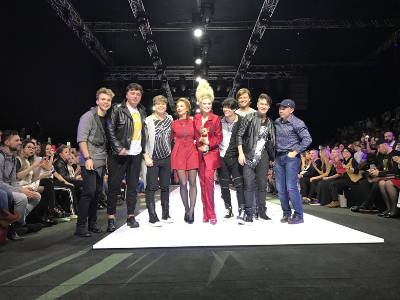 На сцену вышли все, то поддерживал дизайнера