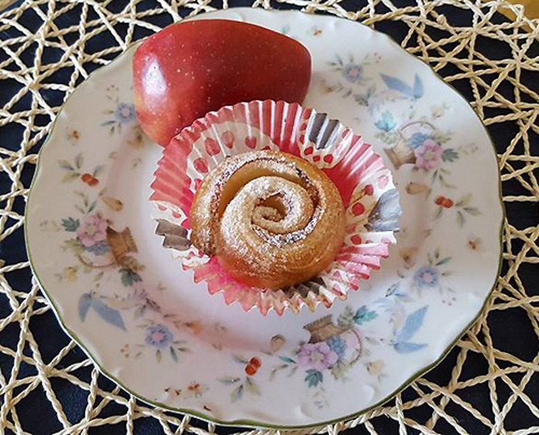 Яблочные слоеные булочки