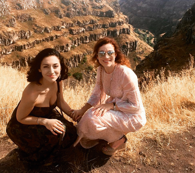 А старшая, Александра, заканчивает университет в США