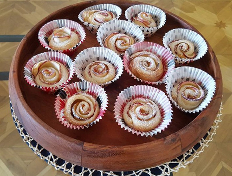 Яблочные слоеные булочки выглядят очень эффектно