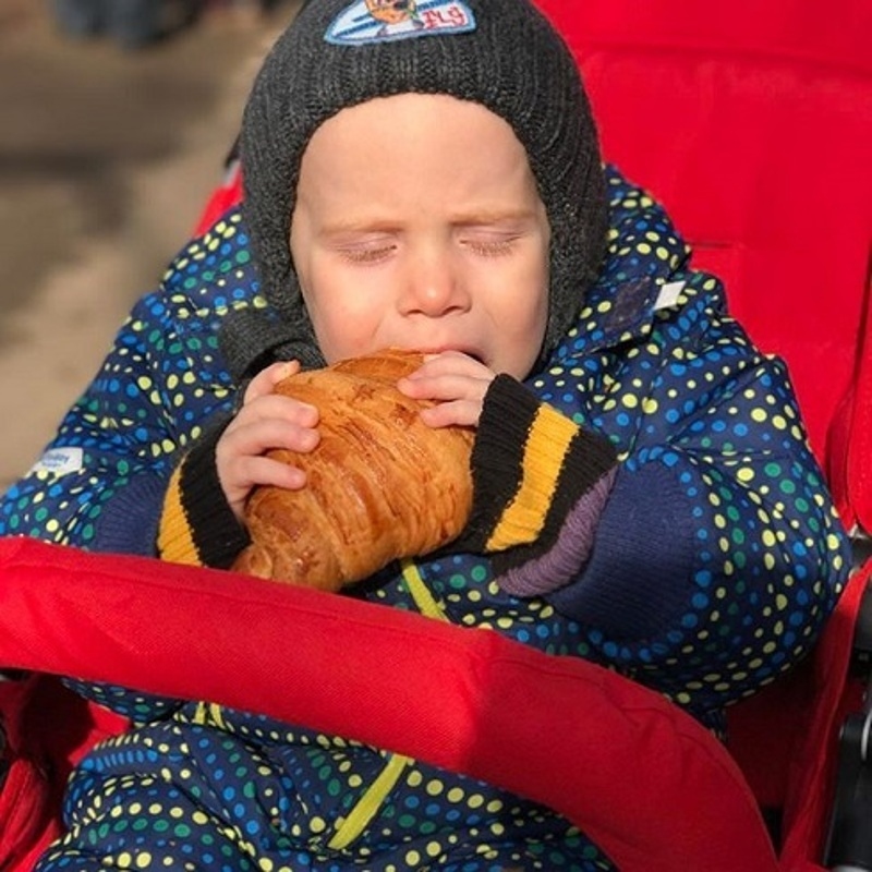 Младший сын Ларсон растет сладкоежкой