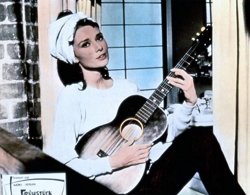 В эпоху золотого века Голливуда в брюках начинают появляться самые видные звезды поколения – такие как Одри Хепберн