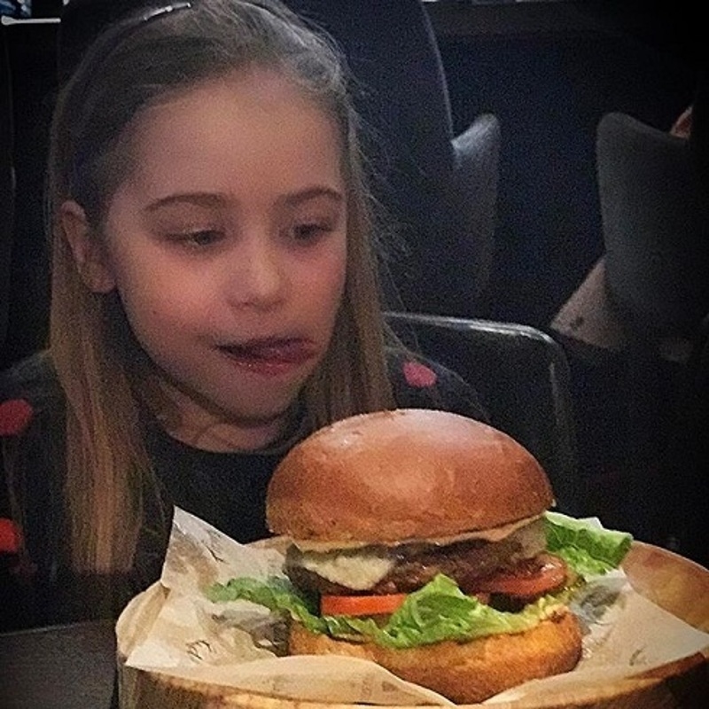 А дочка Ларсен не может жить без мяса