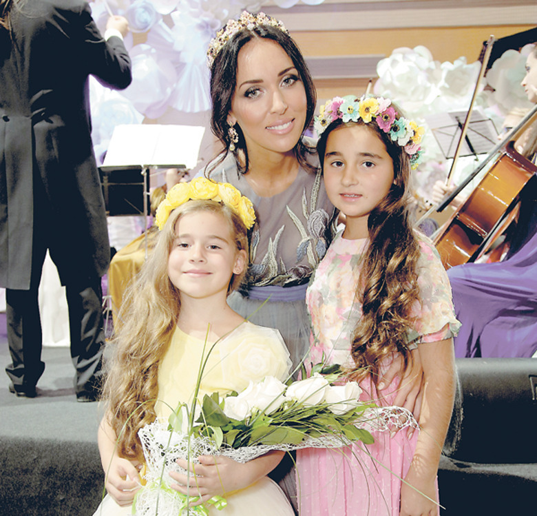 Алсу с дочерьми 