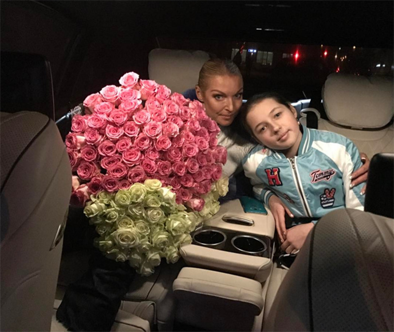 Анастасия Волочкова после спетакля вернулась с цветами и предложением руки и сердца от незнакомца