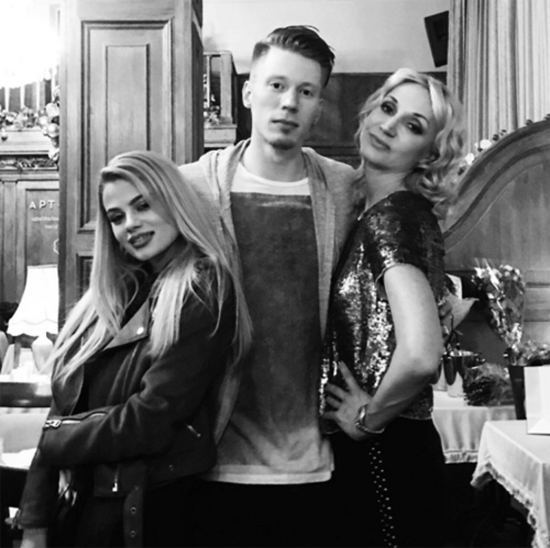 Музыкант со своей возлюбленной и мамой