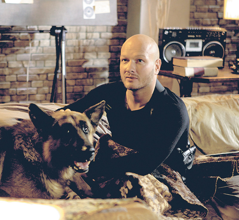 Напарником Никиты по сериалу «Пес» стала овчарка по кличке Граф. На площадке собаку кормили только хозяин и Панфилов