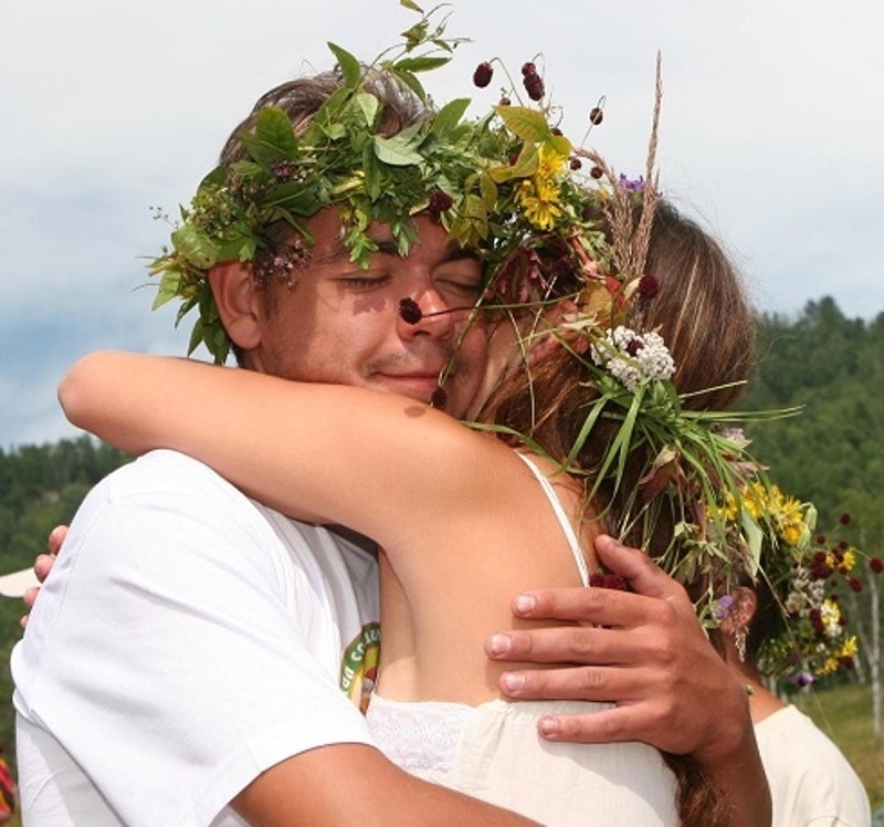 Молодые люди в ЗАГС не спешат