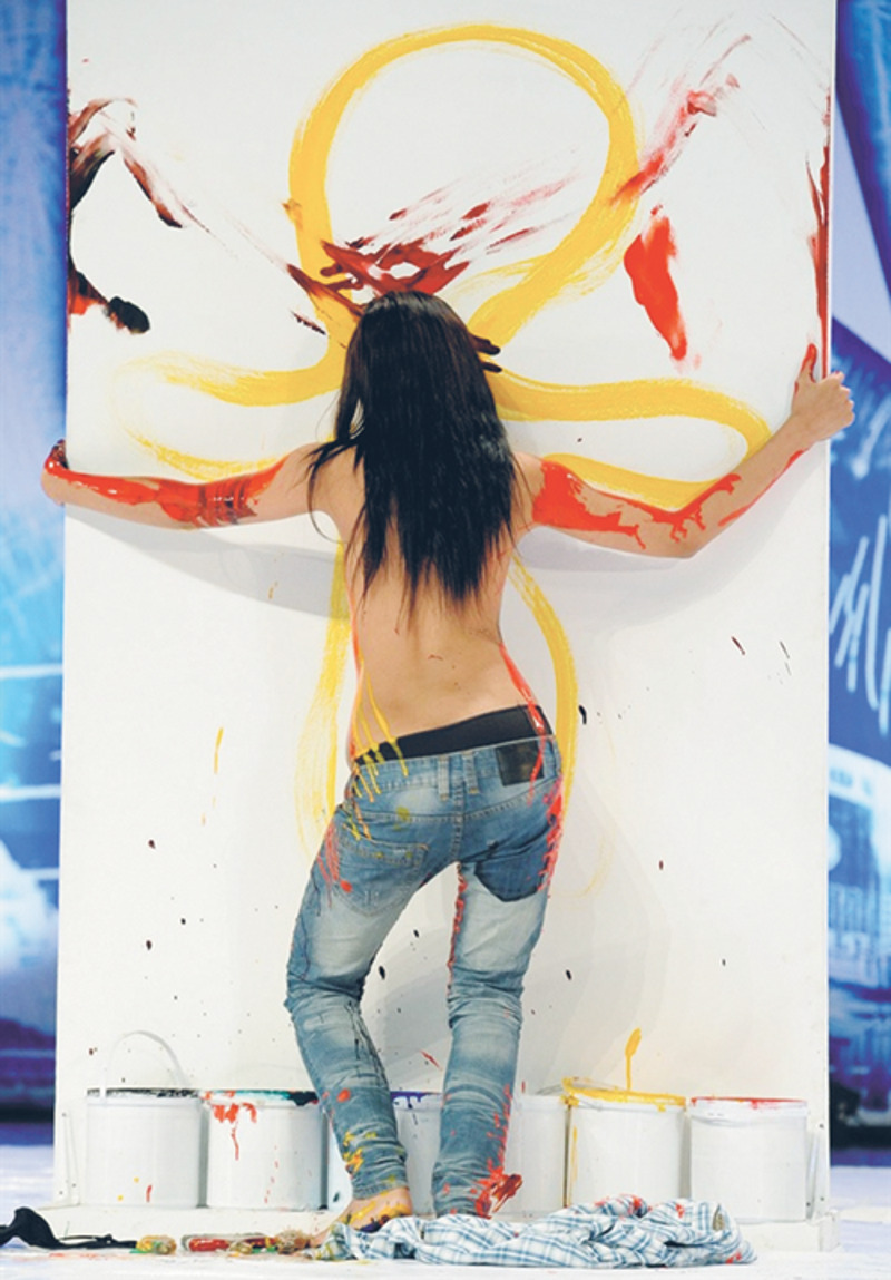 Одна из участниц таиландской «Минуты славы» во время выступления разделась по пояс