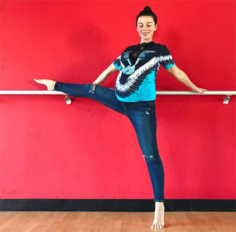 Беременная Седокова в зале