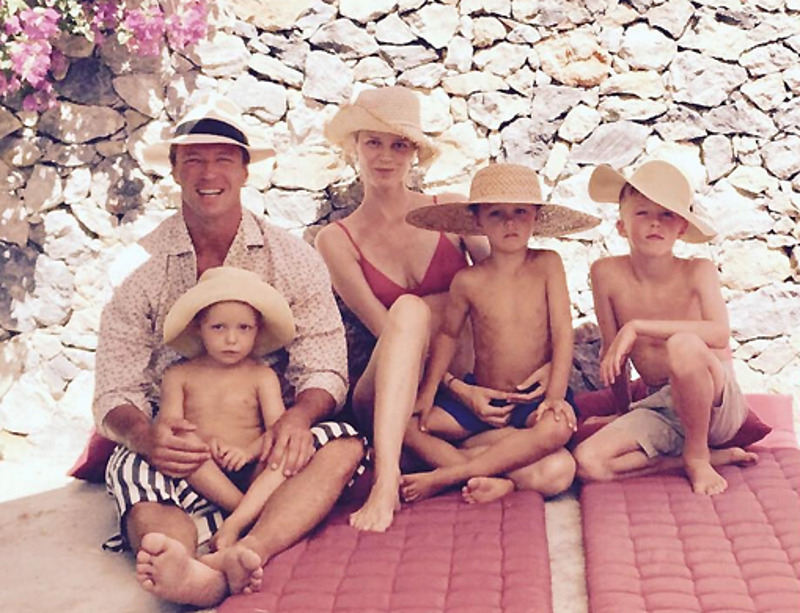 Ева и Грегорио со своими детьми