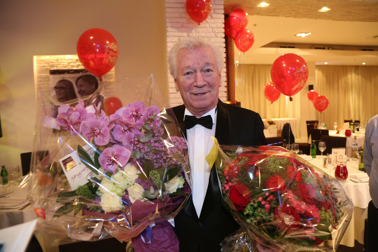 Именинник получил много цветов. Но самым дорогим стал букет из Индии, который прислала его дочь (на фото - слева)