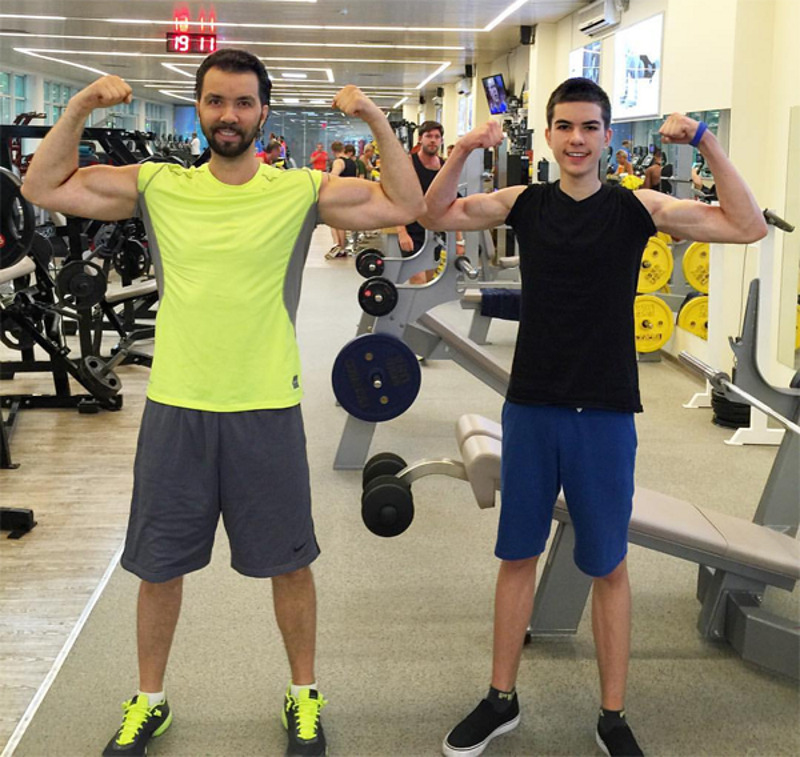 Отец и сын всегда найдут общий язык в спортзале