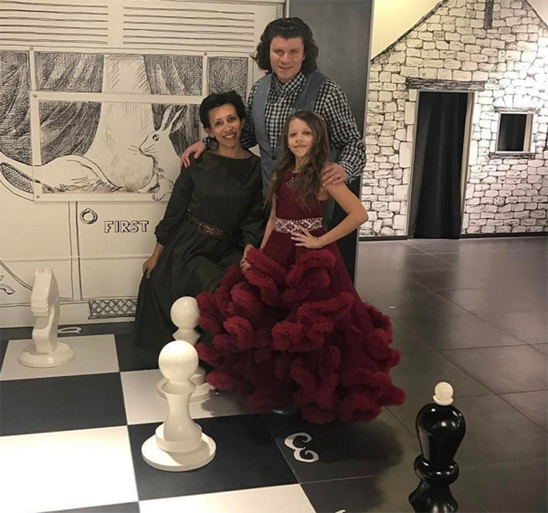 В подарок девочка получила шикарное платье