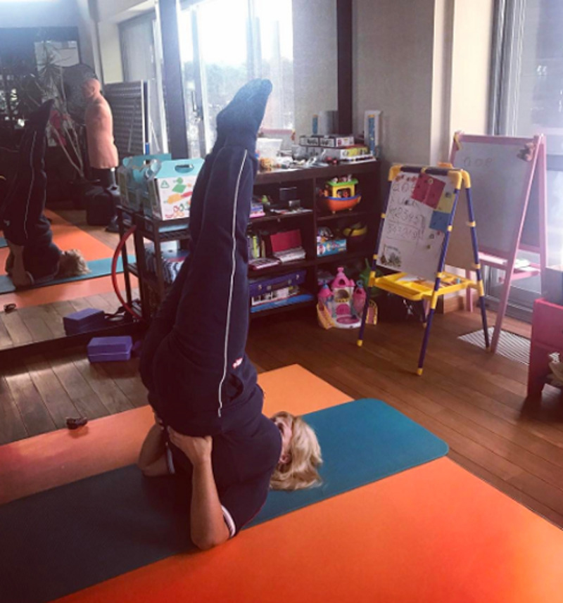 Мама спортсменки Раиса Анатольевна занимается йогой