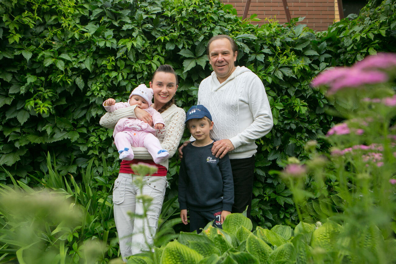 Аспирант Владимир Девятов с женой Елизаветой и детьми